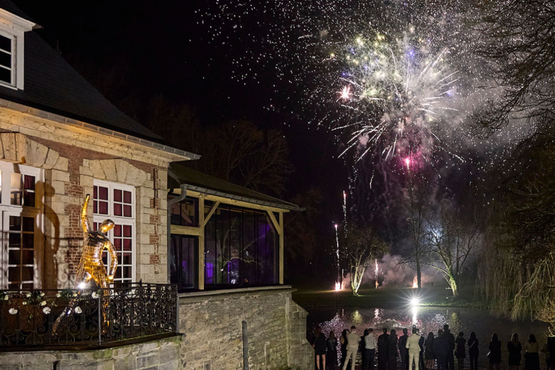 Spectacle pyrotechnique sur mesure tiré au Château du Biez en Belgique lors d'une soirée d'entreprise de la Caisse d'Épargne Hauts-de-France, réalisé par Wagnon Events.