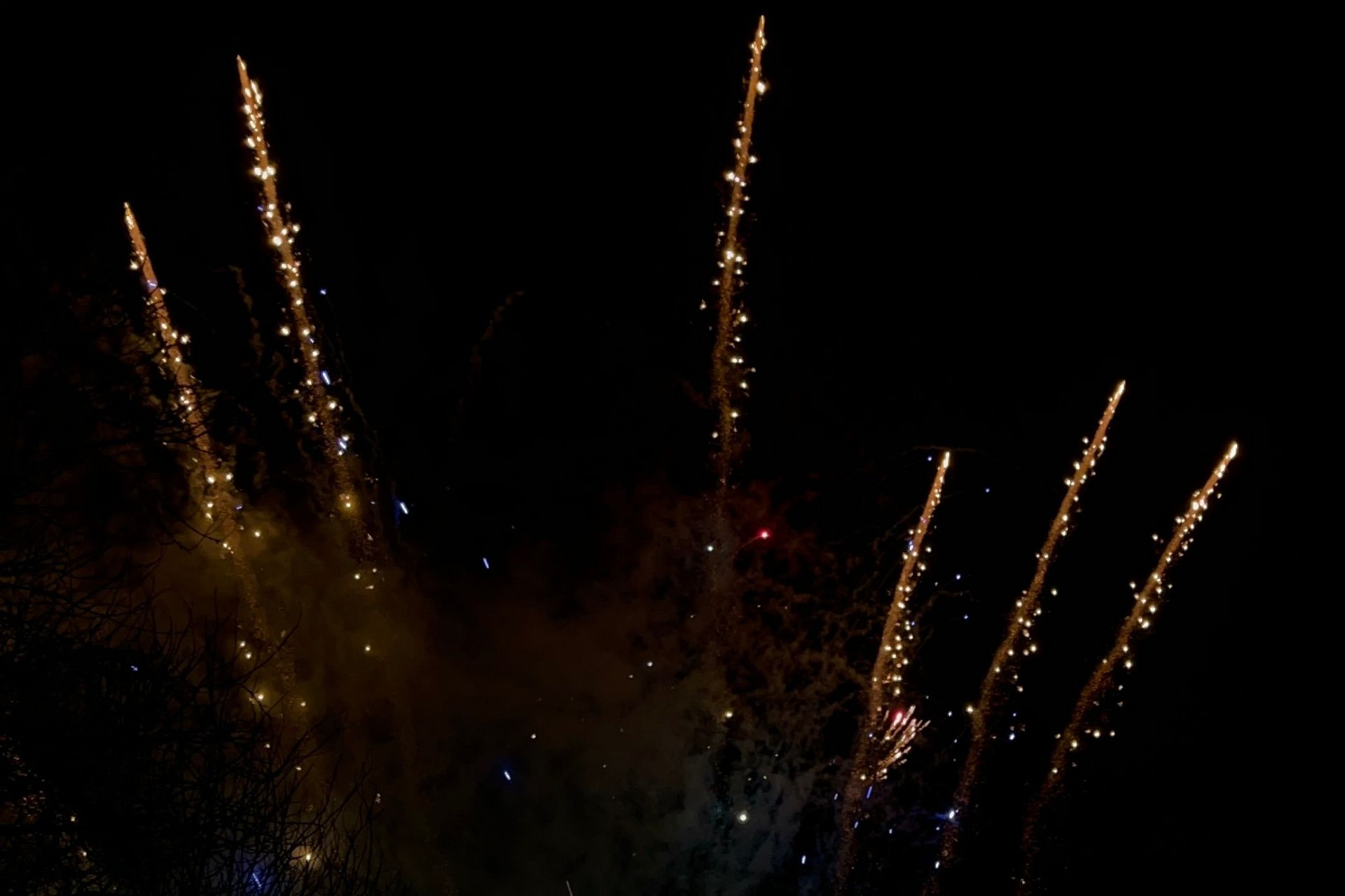 Spectacle pyrotechnique silencieux à faible détonation tiré en extérieur de nuit, effets lumineux élégants pour mariage ou événement privé dans les Hauts-de-France, réalisé par Wagnon Events.
