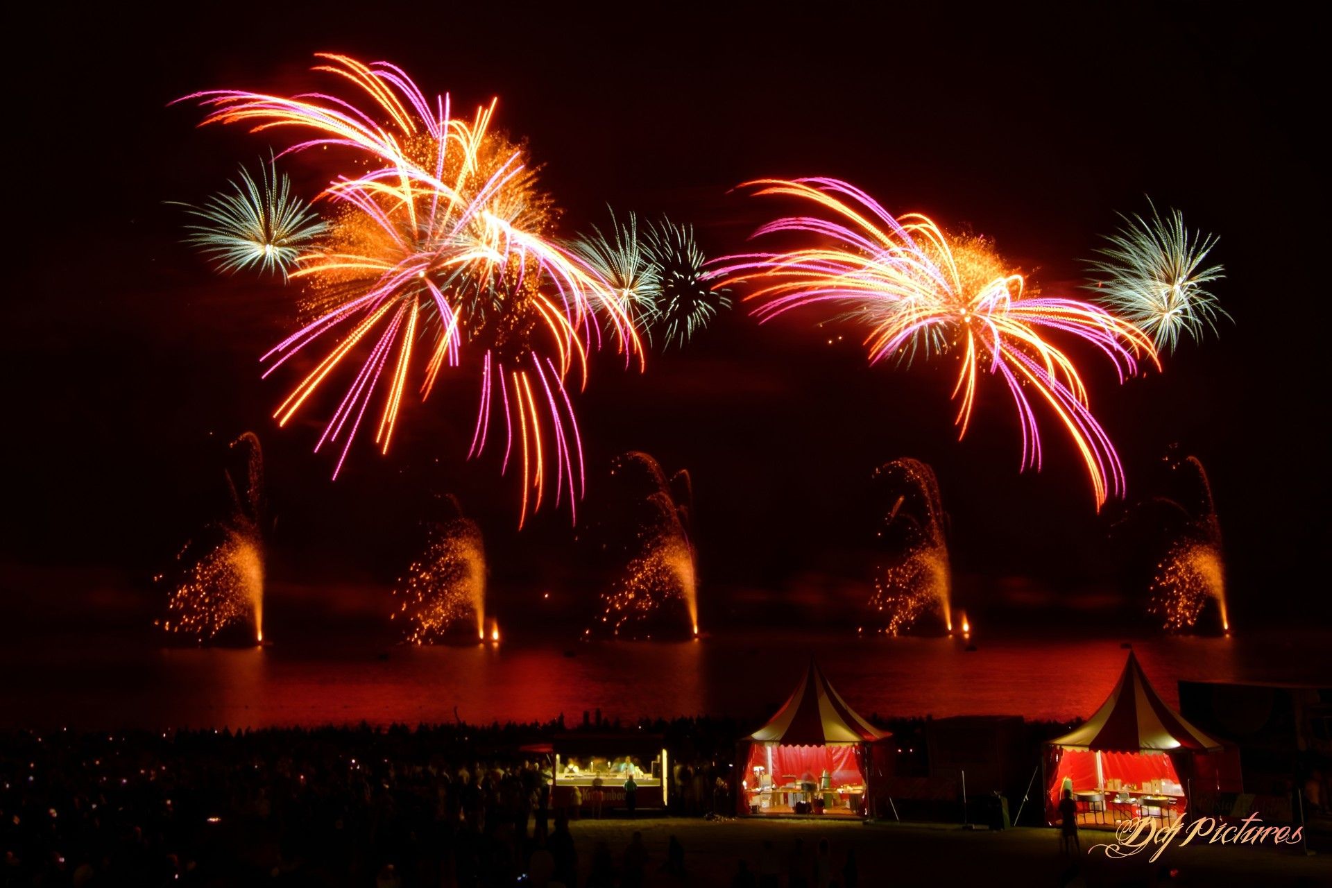 Bouquet de feux d'artifice rose et vert illuminant le ciel nocturne du lac de Madine à Nonsard-Lamarche en Meuse, grand retour de l'événement pyrotechnique emblématique de Lorraine réalisé par les équipes de Wagnon Events.