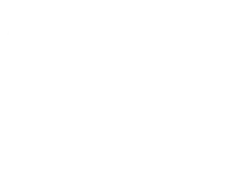 Fábrica localizada na Finlândia ao lado de uma estrada com máquinas industriais no entorno.