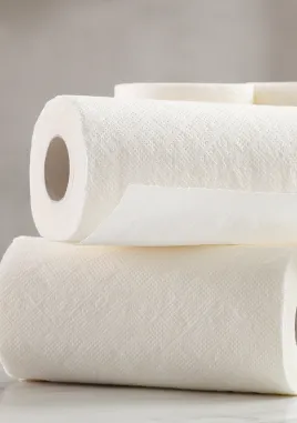 Três rolos de papel toalha branco empilhados com textura visível.