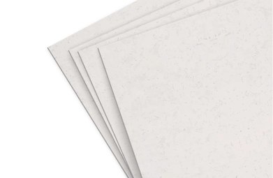 Conjunto de quatro folhas de papel branco ligeiramente sobrepostas em fundo transparente.