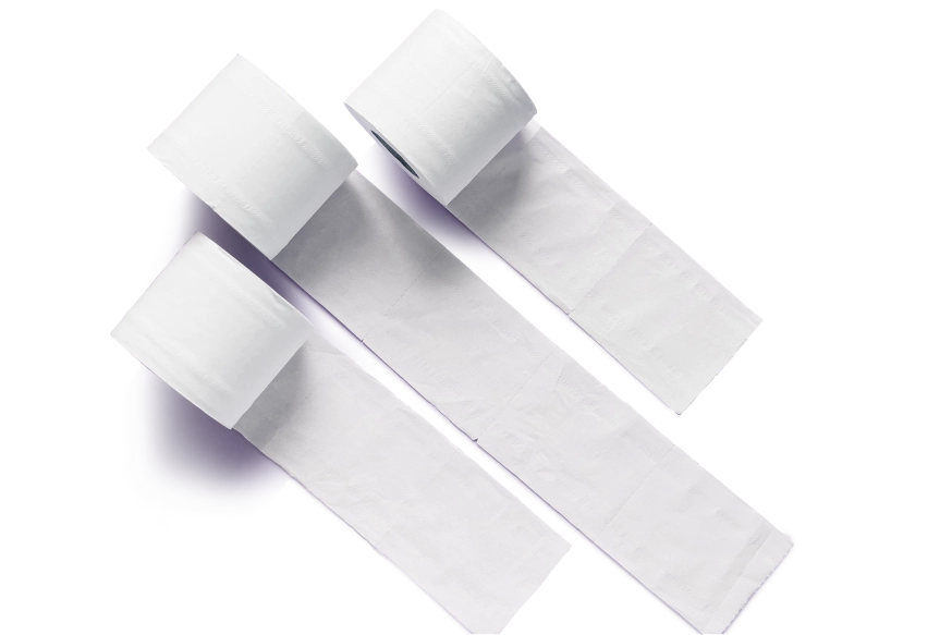 Três rolos de papel higiênico branco com pontas parcialmente desenroladas sobre fundo transparente.