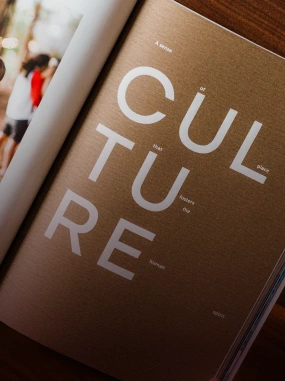 Página interna de revista com texto grande em branco da palavra 'CULTURE' em fundo marrom.