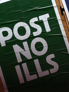 Banner verde com letras brancas formando as palavras 'POST NO ILLS'.