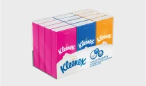 Pacote com três caixas de lenços de papel Kleenex em cores rosa, azul e laranja.
