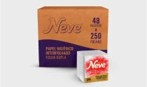 Pacote de papel higiênico Neve com 48 folhas e caixa de papel higiênico Neve com 250 folhas.