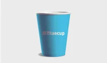 Copo descartável azul com o texto Bluecup impresso na frente.