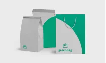 Sacos e uma sacola de papel ecológico cinza com logo verde da Greenbag.