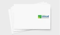 Fichas de papel revestido branco empilhadas com logo ��ǳܳ���é e papel couche fit gloss.
