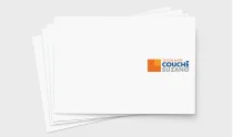 Folhas brancas empilhadas de papel revestido com logo Couche Design no canto superior direito.