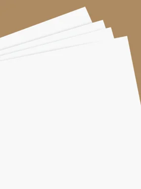 Quatro folhas de papel branco empilhadas em um fundo marrom claro.