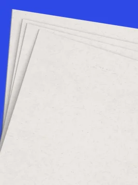 Folhas de papel branco empilhadas sobre fundo azul.