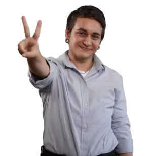 Homem de camisa azul clara fazendo sinal de paz com a mão esquerda e sorrindo.