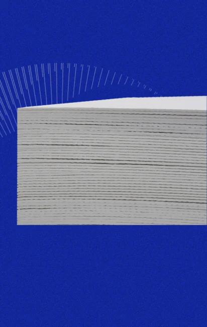 Pilha alta de folhas de papel branco empilhadas contra um fundo azul.
