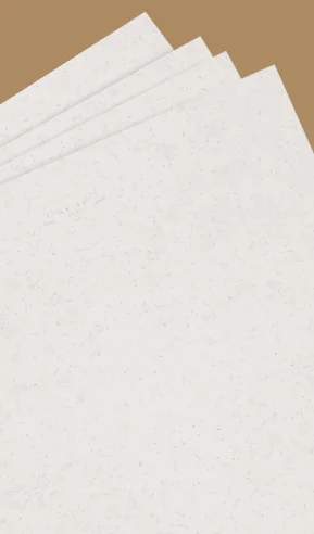 Quatro folhas de papel branco reciclado com pequenas partículas visíveis sobre fundo marrom.