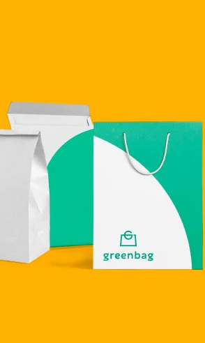 Sacola verde com branco e um saco branco ao lado, ambos sobre fundo amarelo, com o nome 'greenbag'.