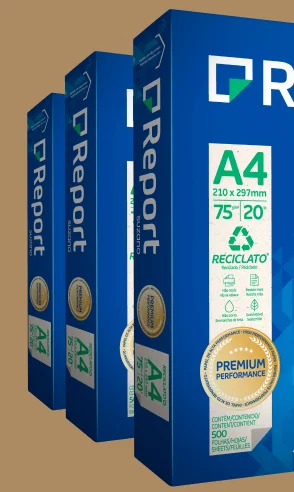 Três pacotes azuis de papel A4 reciclado com 500 folhas cada, embalagens exibindo selo de desempenho premium.