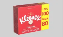 Pacote vermelho de lenços de papel Kleenex Dia a Dia com promoção leve 100 pague 80.