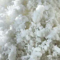 Close-up de flocos de celulose branca, material leve e fibroso.