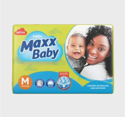 Pacote amarelo e azul de fraldas descartáveis Maxx Baby tamanho M para 4 a 9 kg, com imagem de uma mãe sorridente segurando bebê.
