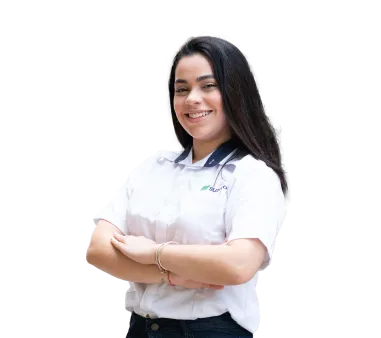 Jovem sorridente de braços cruzados usando camisa branca e jeans escuro, com fundo gráfico circular.