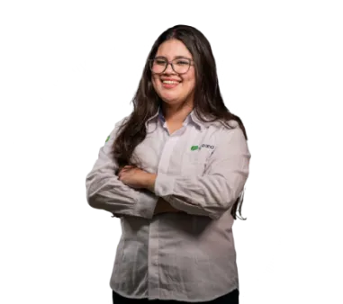 Mulher sorridente de cabelo longo e óculos, vestindo jaleco branco cruzado de braços com fundo circular em preto e branco.