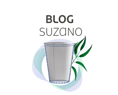 Copo de papel branco com logotipo Blog Suzano acima e um design em forma de ondulação azul e verde ao fundo.
