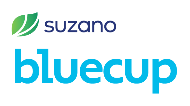 Logotipo da Suzano Bluecup com um símbolo verde e texto em azul.