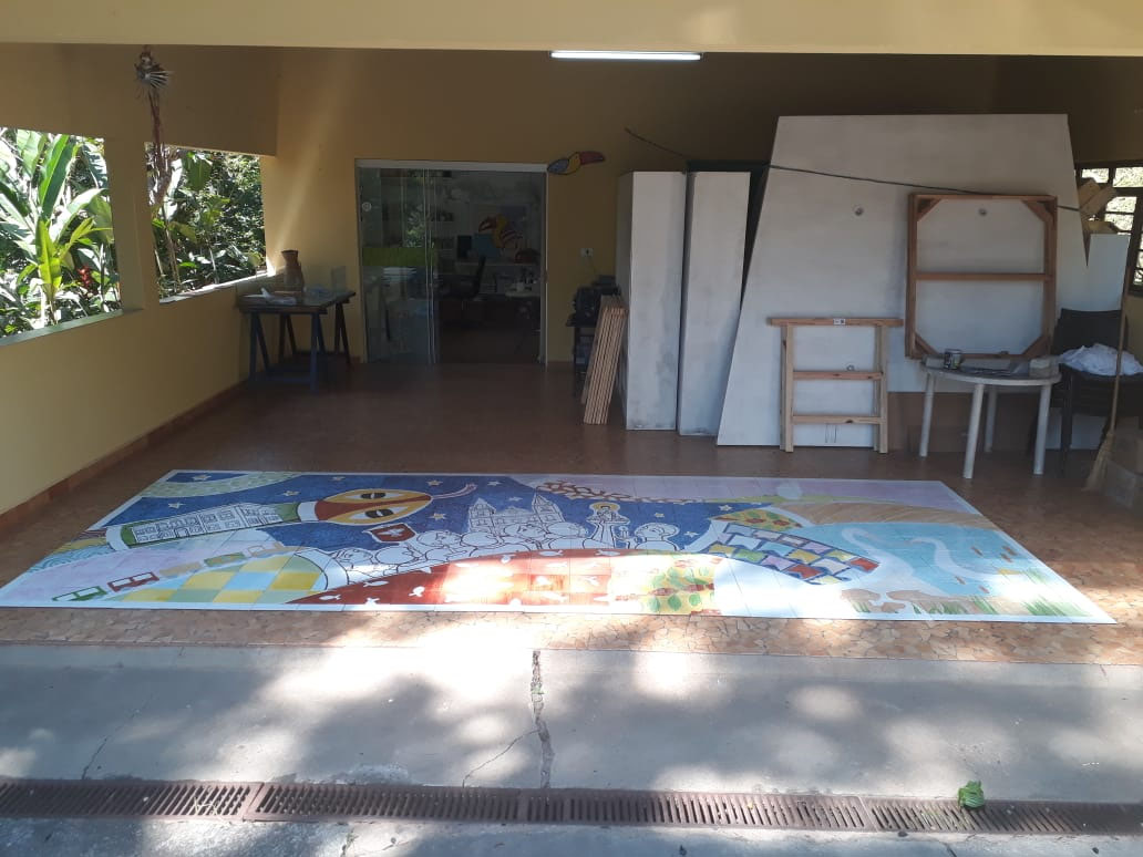 Biblioteca Macedo Soares, em Jacareí (SP), ganha mural de azulejos do artista Guataçara Monteiro baseado na lenda da Cobra Grande