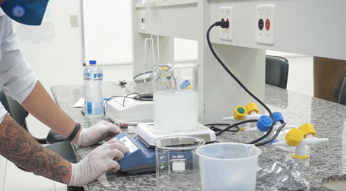 Em parceria com a Fatec Capão Bonito, Suzano auxilia na produção de álcool gel para distribuição gratuita na região