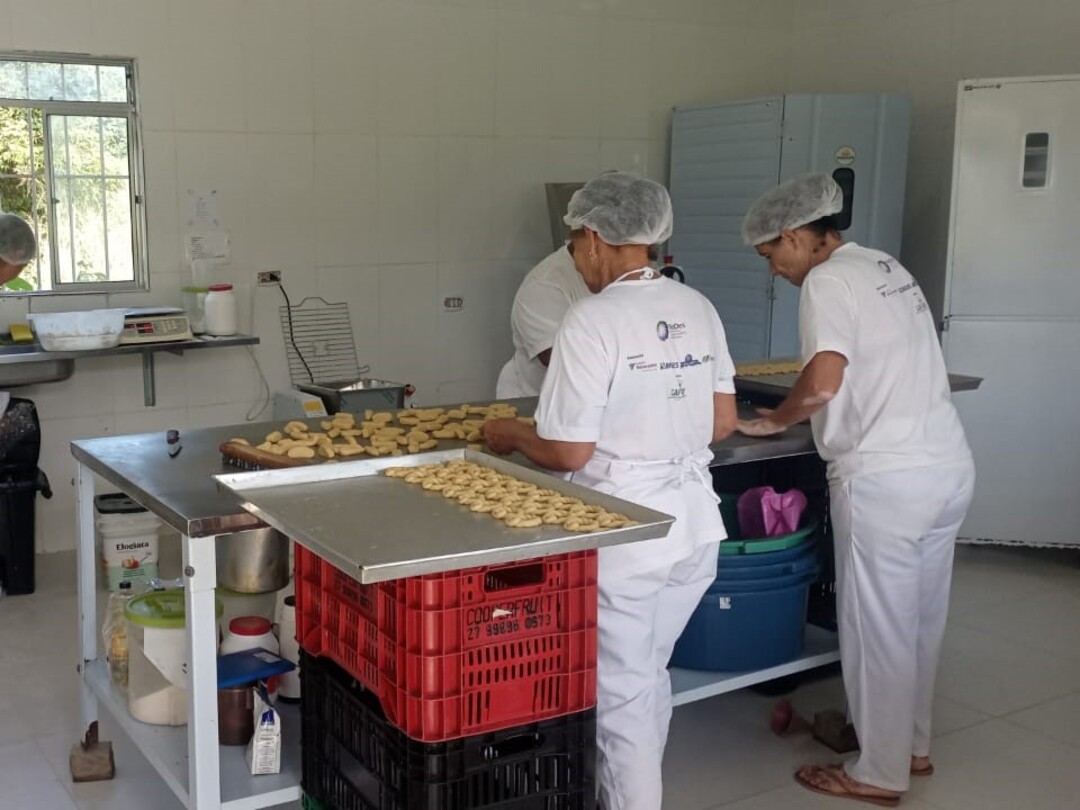 Associação apoiada pela Suzano atinge auge de produção de biscoitos e polpa de frutas em 2023