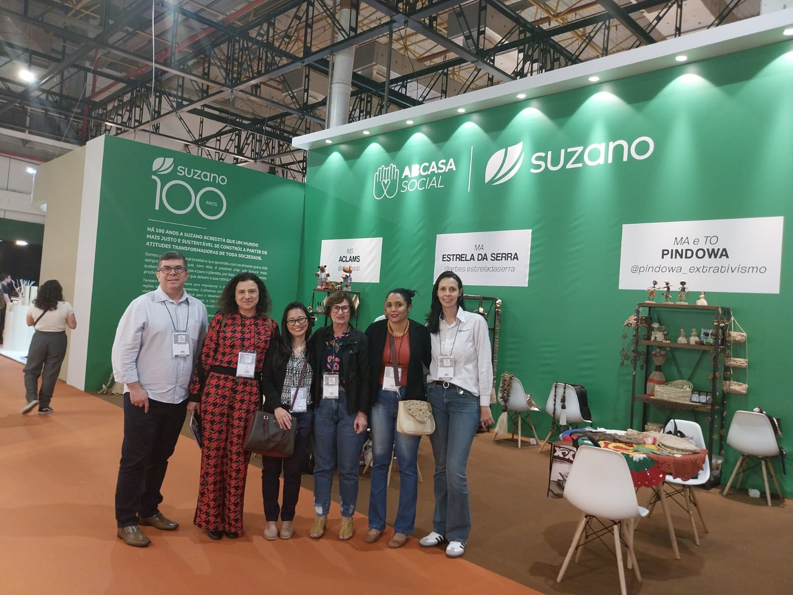 Artesãos e artesãs de projetos sociais apoiados pela Suzano marcam presença na maior feira de decoração da América Latina