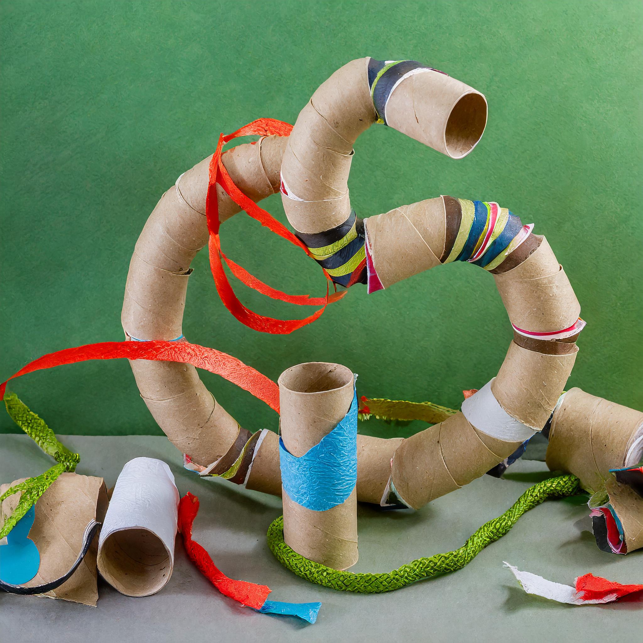 Vários tubos de papel higiênico unidos para formar uma cobra de brinquedo