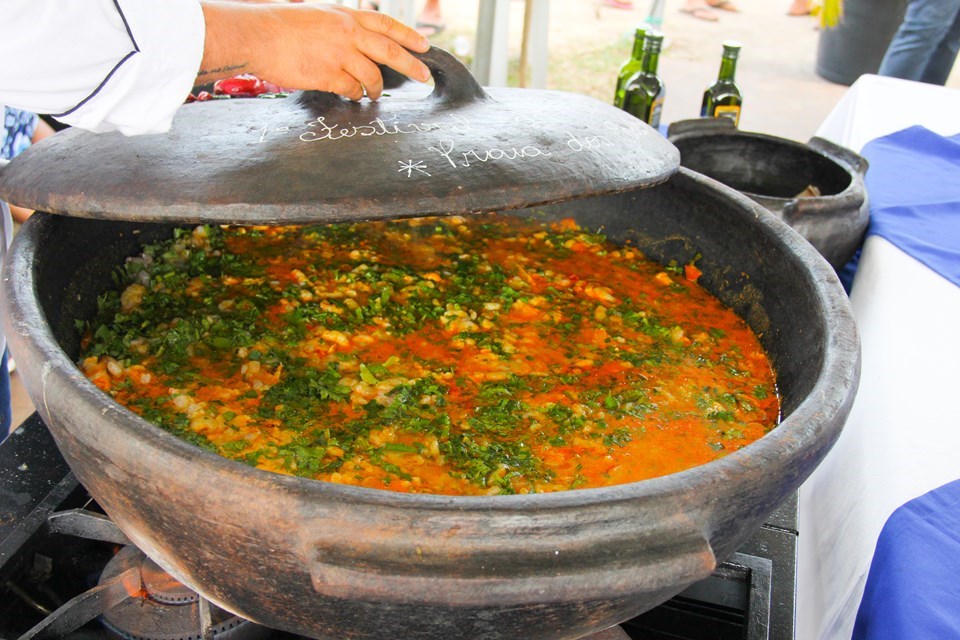 Festival da Maior Moqueca do Mundo em Conceição da Barra oferece mil panelas de barro