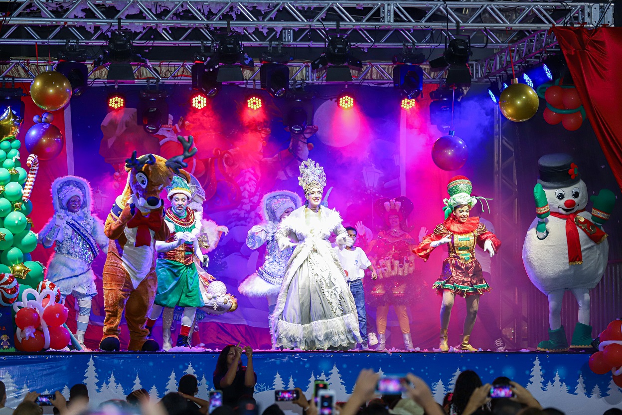 Com praça lotada, "O Fantástico Natal" encanta público em Itabatã, na Bahia
