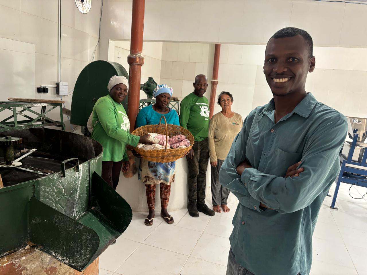 Comunidade quilombola amplia produção de farinha e derivados de mandioca no Espírito Santo e na Bahia