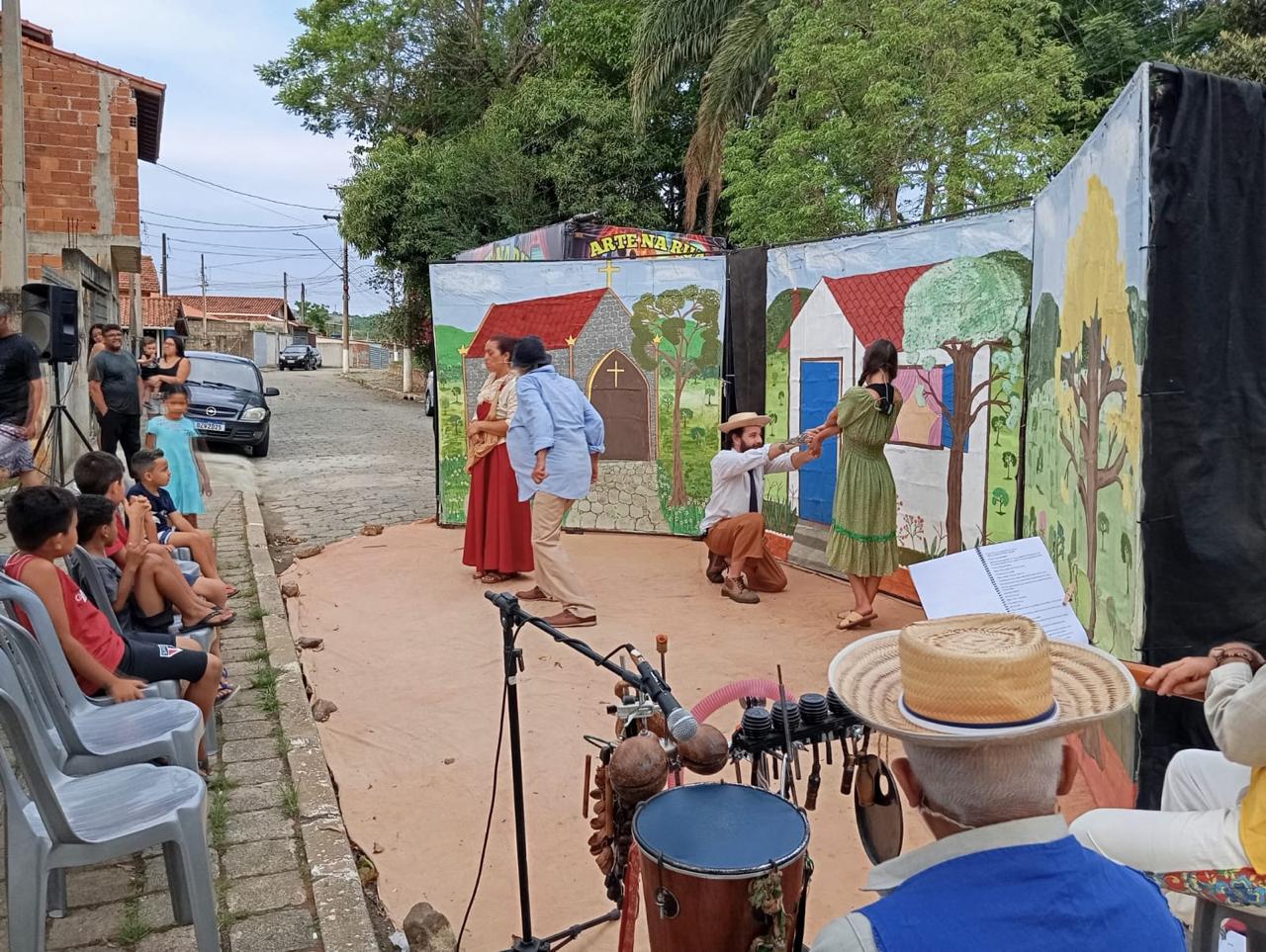Em parceria com a Fundação Cultural, Suzano leva apresentações gratuitas de cinema e teatro para os bairros de Jacareí
