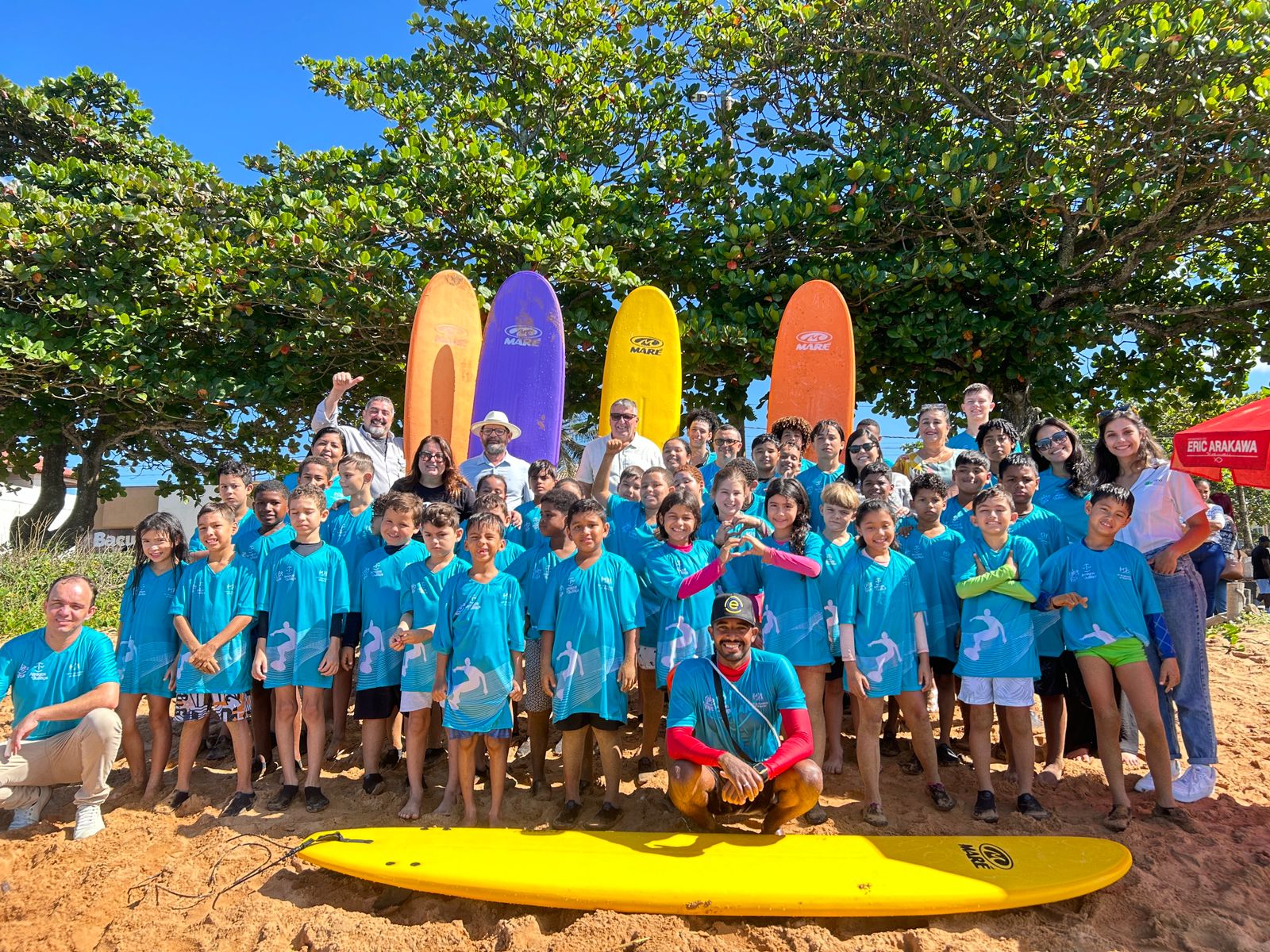 Escolinha de surfe Onda Cidadã recebe novos materiais esportivos na Praia da Barra do Sahy