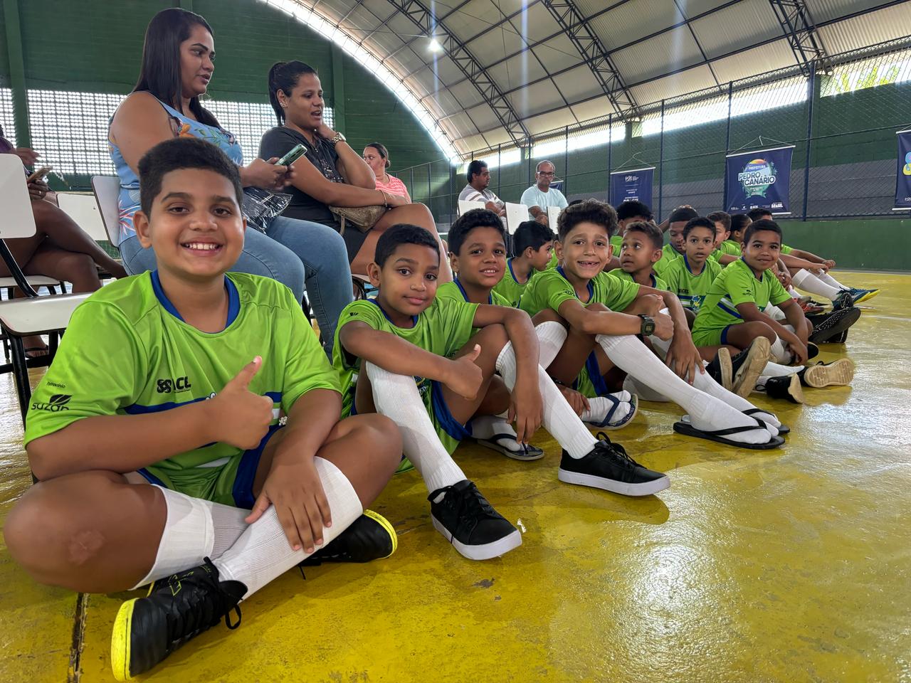 Projeto Escola de Craques recebe uniformes e materiais esportivos em Pedro Canário