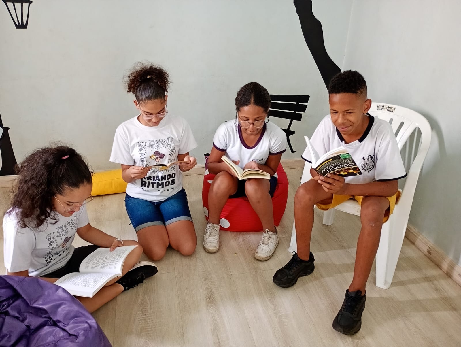 Jovens descobrem novos caminhos por meio da leitura em projeto apoiado pela ��������