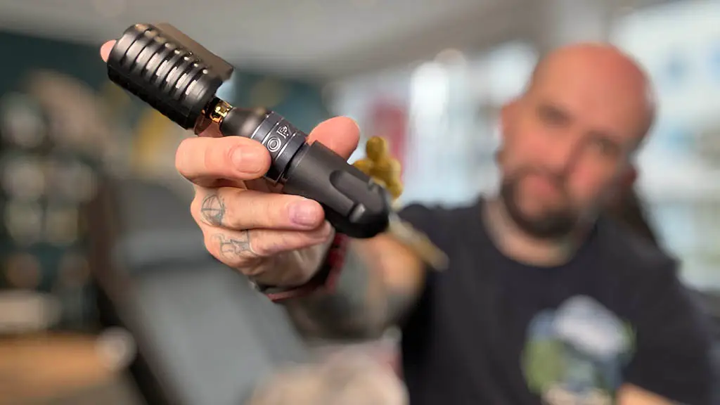 Cris, Gründer des Love and Hate Tattoo Studio in Freising