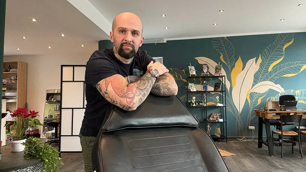Cris, Gründer des Love and Hate Tattoo Studio in Freising