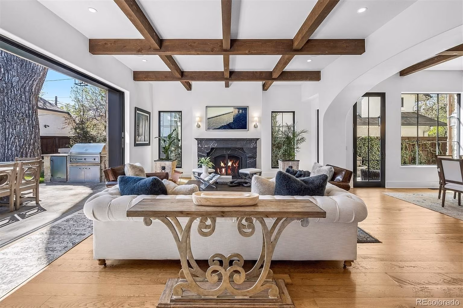 Family room in a Washington Park smart home by QAV