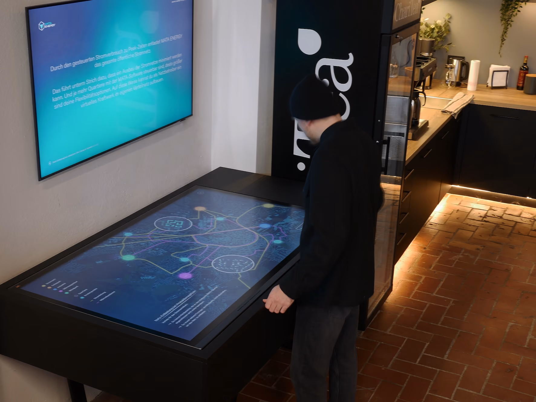 Besucher erkundet eine interaktive digitale Anwendung auf einem Touchscreen im SmartCityHouse
