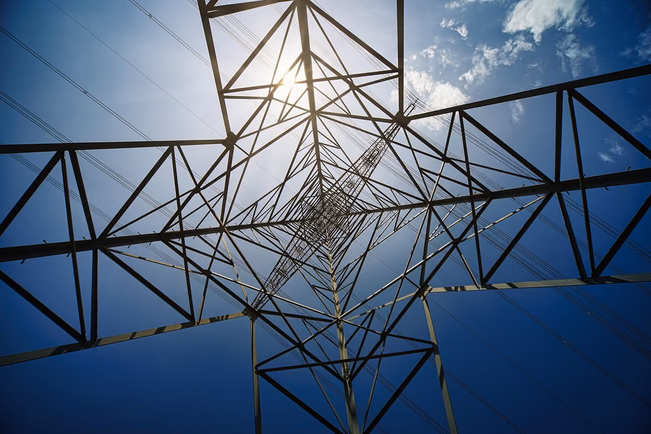 Blick nach oben auf einen Strommast als Symbol für Energieinfrastruktur und Smart-City-Technologien im SmartCityHouse Osnabrück