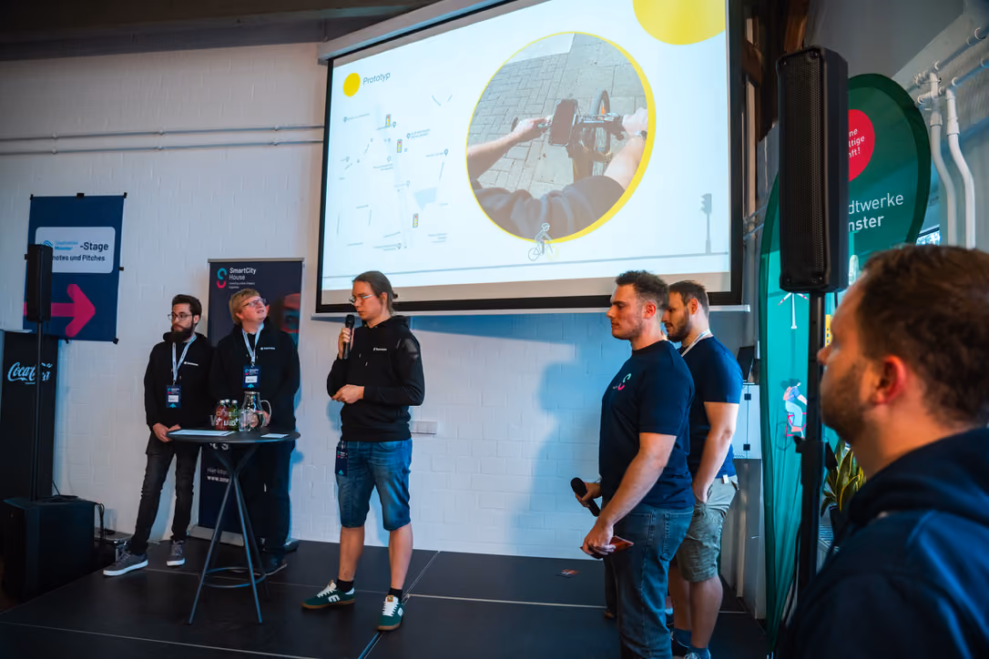 Startup-Team präsentiert eine Innovation vor Publikum im SmartCityHouse Osnabrück