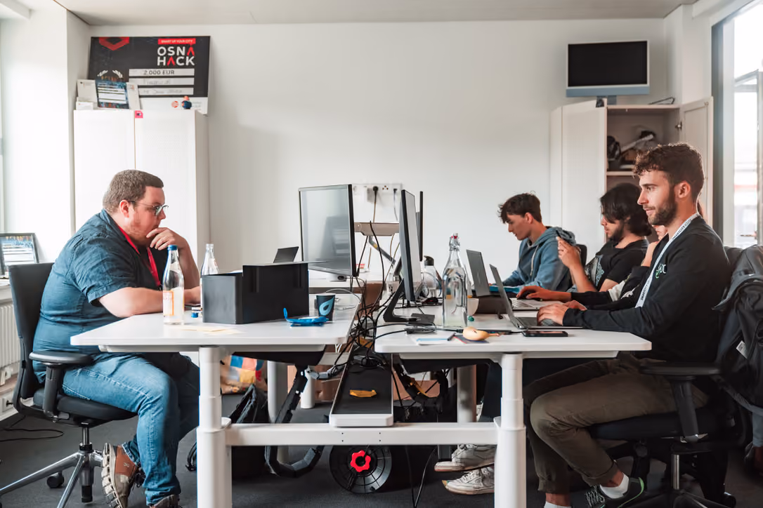 Startup-Team arbeitet gemeinsam an Computern im SmartCityHouse Osnabrück