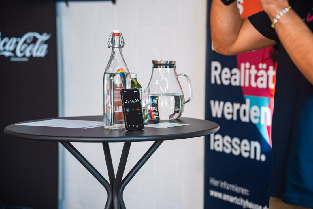 Getränke und Erfrischungen auf einem Stehtisch bei einer Veranstaltung im SmartCityHouse Osnabrück