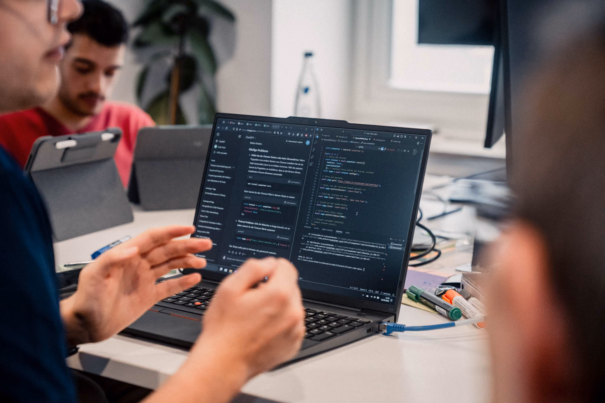 Teilnehmende arbeiten gemeinsam an einem Coding-Projekt im SmartCityHouse Osnabrück